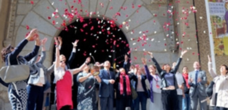 Las autoridades y los representantes de las instituciones colaboradoras arrojan pétalos de flores a la entrada de La Alhóndiga antes de iniciar el recorrido por  las exposiciones. / Kamarero