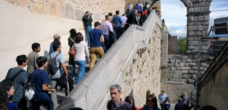 Los hosteleros califican de “excelente” el puente del 12 de octubre 1 El Acueducto y las escaleras que suben al Postigo vivieron un gran trasiego de turistas durante el día de ayer. / Kamarero