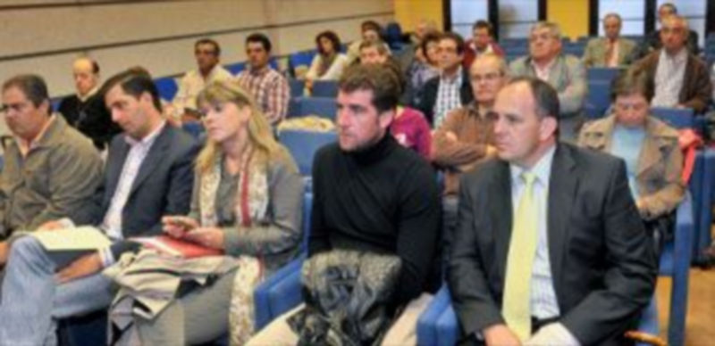 Alcaldes y concejales de más veinticinco ayuntamientos de las zonas básicas de salud en las que se encuentran los centros de guardia de la provincia acudieron a la reunión informativa. / Kamarero