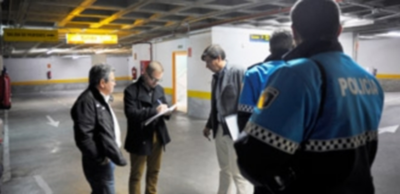 Luquero recalca la voluntad municipal de mantener abierto el parking de José Zorrilla 1 Agentes de la Policía Local