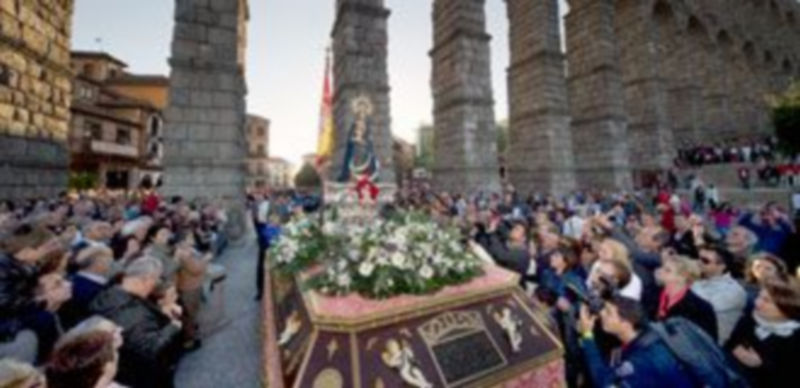 A su paso bajo los arcos del Acueducto
