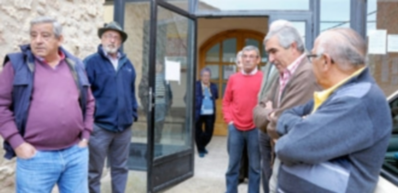 Un grupo de vecinos comentaba ayer en el consultorio médico la eliminación de la bonificación del 50% en las tasas para los barrios incorporados. / Kamarero