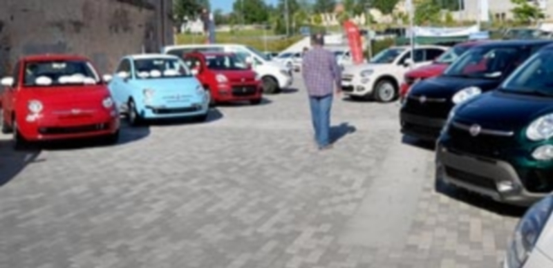 El entorno de la plaza de toros de Segovia se convierte en verano en un inmenso escaparate de coches gracias a la feria del sector que intenta impulsar la venta de vehículos. / Kamarero