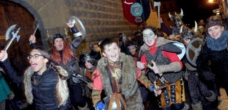 Los Vacceos realizaron una divertida “carga” contra los dragones en uno de los momentos del desfile de  carnaval. / Kamarero