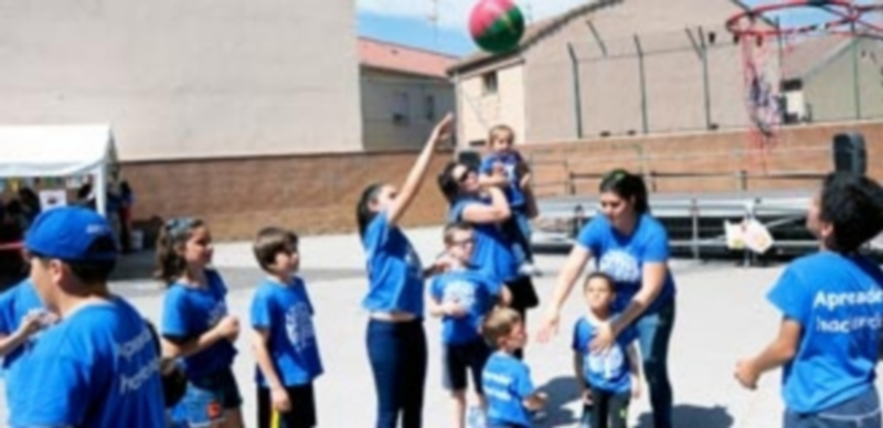 Imagen de la Fiesta de la Convivencia del colegio-comunidad de aprendizaje ‘Martín Chico’ que abre sus puertas para recibir a los niños de Encinillas el próximo curso. / Kamarero