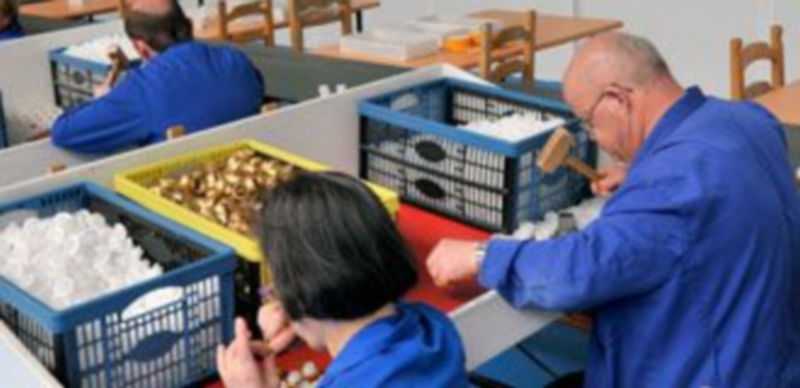 Apadefim promueve la unión de los colectivos que trabajan con discapacitados 1 Sesión de trabajo en uno de los talleres con los que cuenta Apadefim en su sede de La Lastrilla. / Kamarero