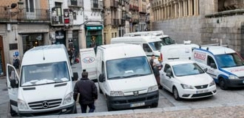 Concentración de furgonetas durante el periodo de carga y descarga en la Calle Real