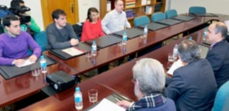 Los delegados de la Junta en Segovia y Ávila y el director general de Transporte explicaron a las plataformas de usuarios de autobús el nuevo convenio con Madrid. / Kamarero