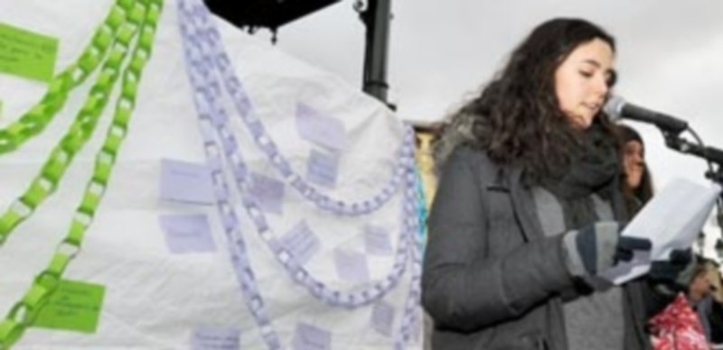 Las estudiantes Marta Merino Yuste y Ana Blanco Heredia fueron las encargadas de leer el manifiesto del acto 'Rompamos cadenas por la igualdad'