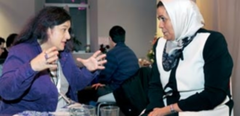 La periodista Pilar Requena y la activista Latifa Ibn Ziaten conversan en el espacio habilitado en la Sala Ex.Presa 2. / Kamarero