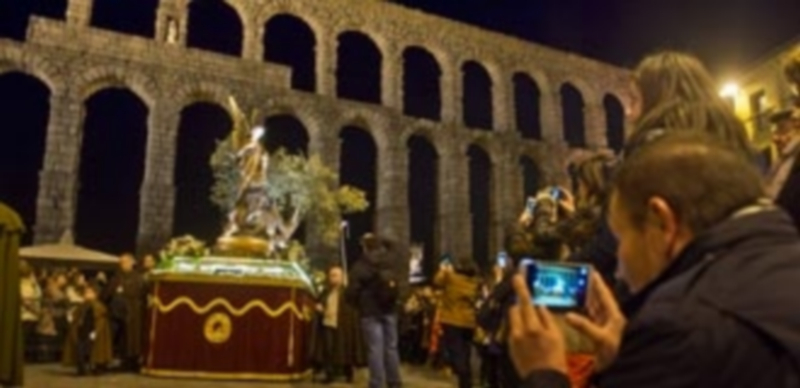 Un turista fotografía la imagen del paso de ‘La Oración en el Huerto’ de la cofradía de San Lorenzo a su paso por el Acueducto. / Kamarero