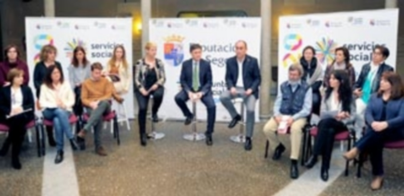 La presentación del documento reunió a los responsables técnisos y políticos de los servicios sociales de la Diputación./ Kamarero