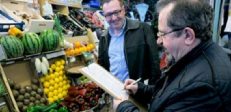 En el Rincón de la fruta dos ciudadanos se unen a la petición de un servicio de radioterapia