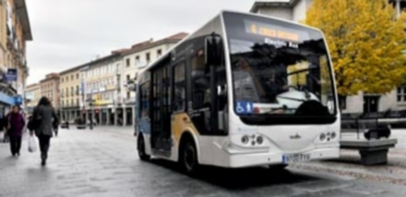El único autobús eléctrico con el que ha contado la empresa Urbanos de Segovia es este microbús adquirido en 2007 a una empresa italiana y que cubre la Línea 9 (Casco antiguo). / Kamarero