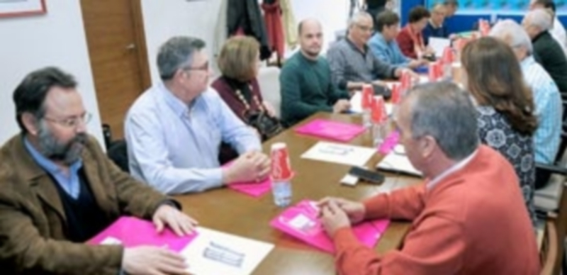 Representantes de las federaciones de asociaciones de vecinos de Castilla y León mantuvieron ayer en Segovia una reunión del consejo territorial de CAVECAL. / FOTOS: Kamarero