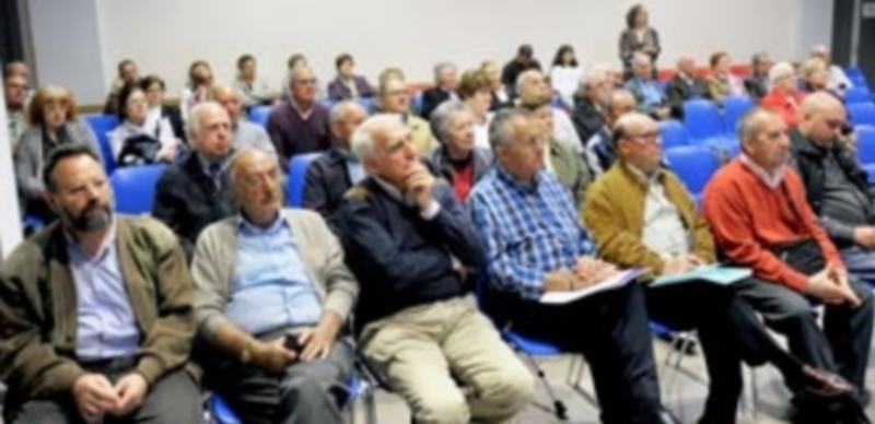 Más de medio centenar de vecinos acudió a la reunión con la concejala de Obras y el equipo técnico