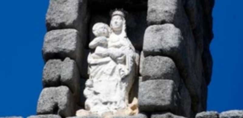 La Virgen situada en una hornacina en la zona central del Acueducto en su tramo del Azoguejo