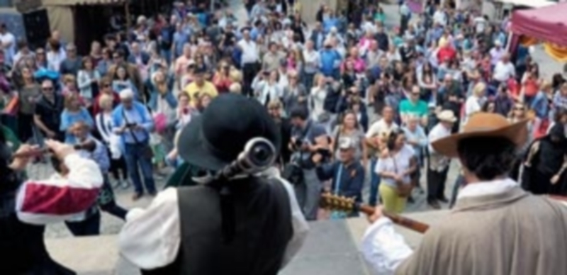 Centenares de vecinos y visitantes llenaron ayer al mediodía la Plaza de los Dolores en el momento en que se dio por inaugurado el Mercado con el pregón. / Kamarero