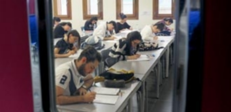 Alumnos de Bachillerato de centros de la provincia comenzaron ayer las pruebas de acceso a la universidad. / Kamarero