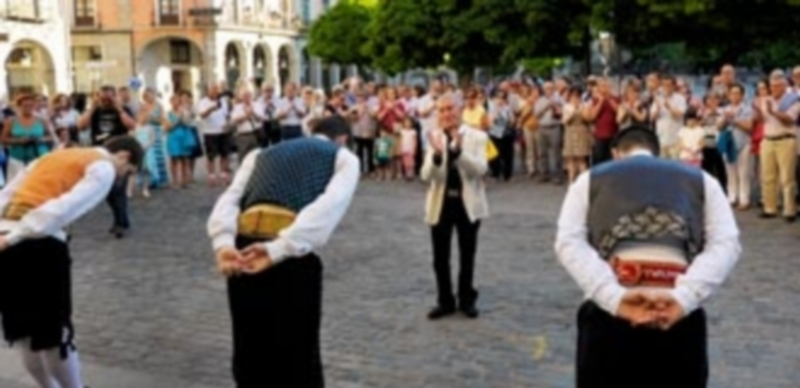La Esteva hizo los honores al folklorista con la interpretación de ‘La entradilla’ a las puertas del Juan Bravo. / Kamarero