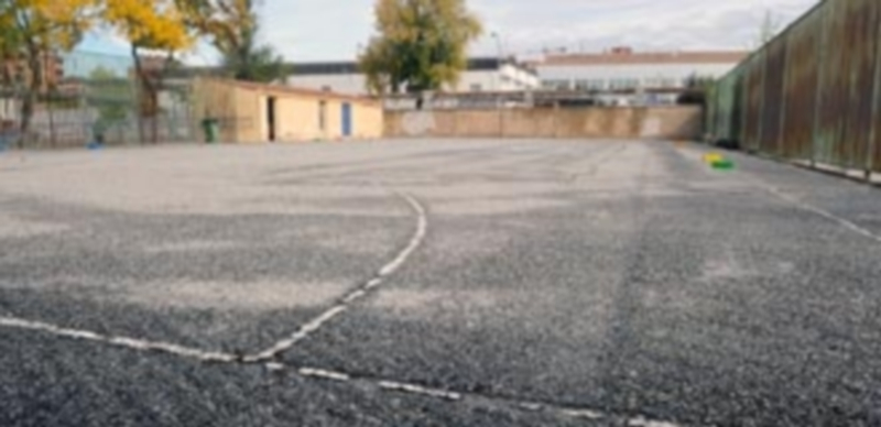Una de las intervenciones previstas este verano es la reforma de una pista polideportiva en el CEIP El Peñascal. / KAMARERO
