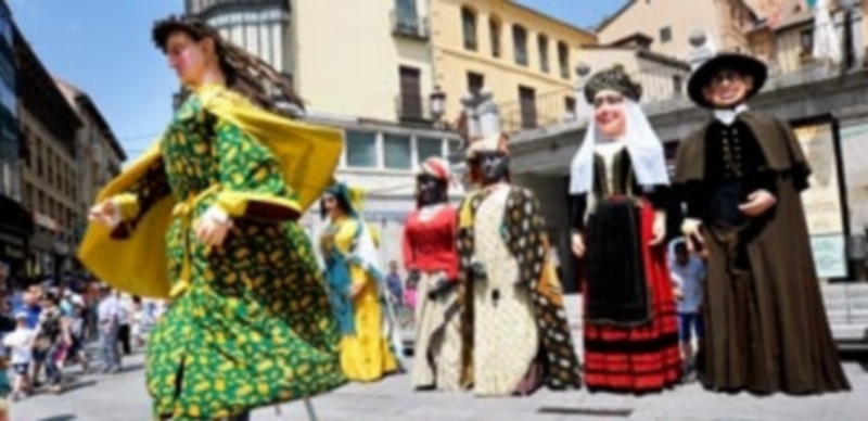 Frutos y Fuencisla parecen observar las evoluciones de uno de los gigantones en el desfile que realizaron por las calles del centro histórico de la capital. / kamarero