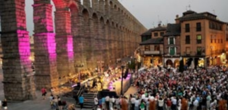 Los miles de vatios de sonido que se utilizan en los conciertos son muy perjudiciales para el Acueducto. /KAMARERO