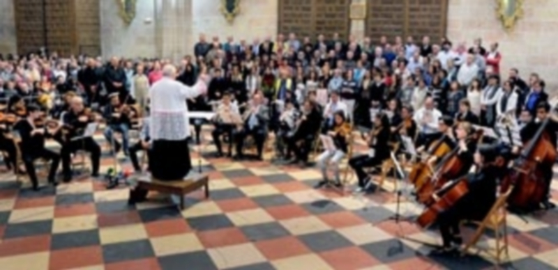 El trascoro de la Catedral albergó un año más al multitudinario coro que interpretó el villancico a San Frutos./ kamarero
