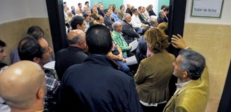 Cerca de un centenar de compromisarios asistieron a la asamblea