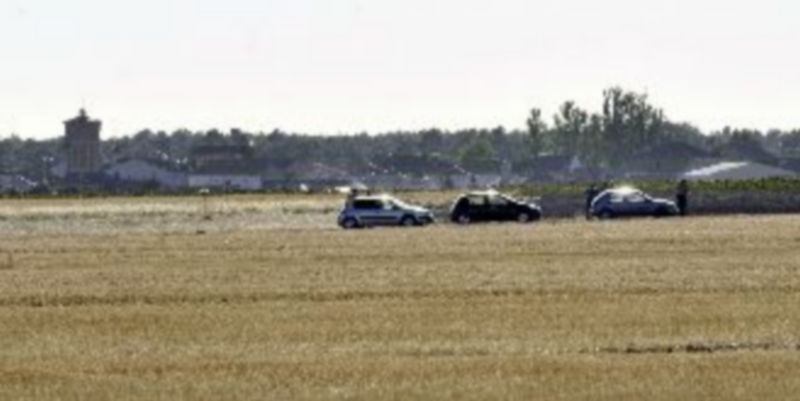 Agentes de la Guardia Civil y del Juzgado acudieron al lugar donde supuestamente se produjo la discusión que acabó en tragedia. / Kamarero