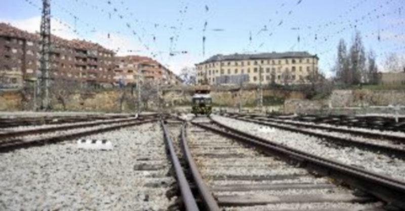 La estación de ferrocarril mantiene el servicio de tren convencional entre Segovia y Madrid