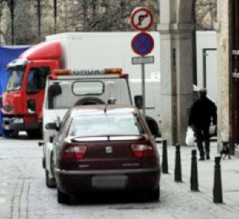 La grúa municipal ha pasado de retirar una media de 11 vehículos al día en 2008 a apenas tres en 2012. / Juan Martín