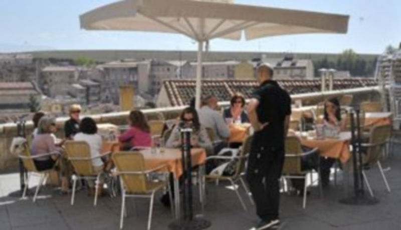 Las terrazas de verano motivan la contratación de camareros por el sector de Hostelería durante los trimestres del año en los que la climatología es más benigna. / Kamarero.