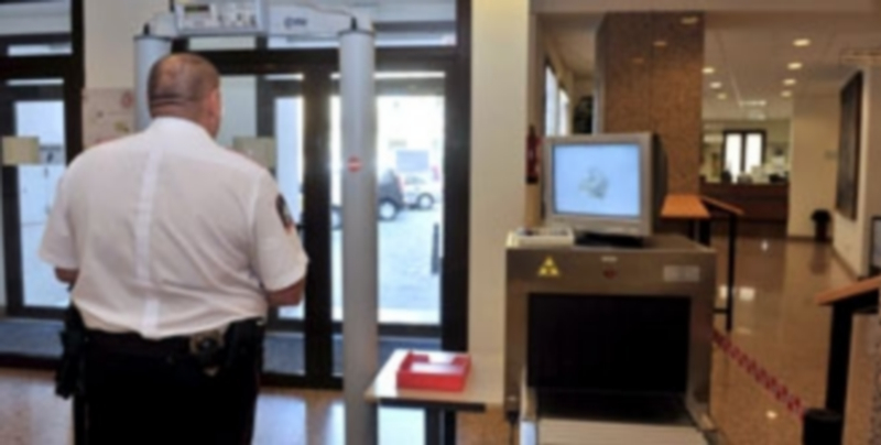 La presencia de vigilantes se ha reducido a muy pocas sedes y servicios de la Administración regional y se ha recortado sus horarios en los lugares donde aún están contratados. / Kamarero