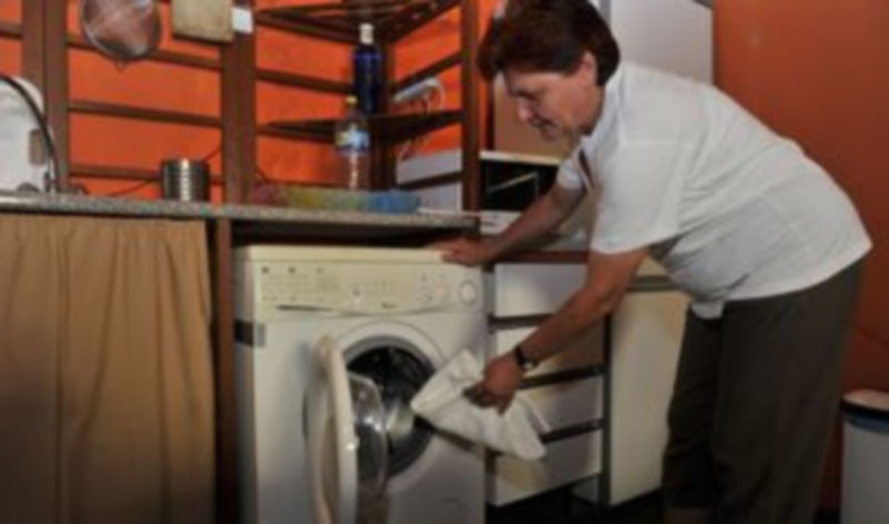 Las que tienen que servir y cotizar 1 Una trabajadora extranjera prepara una colada durante su jornada laboral en una vivienda familiar de la provincia. / Kamarero