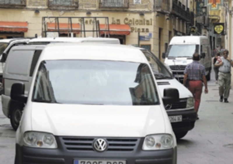 La carga y descarga en la Calle Real  genera problemas para hacer compatible el uso peatonal de la calle con la actividad comercial. / Kamarero