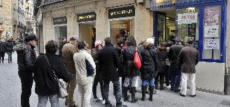 El descenso de la venta de billetes no evita que en los últimos días se estén formando colas en algunas administraciones de la capital.  / Kamarero