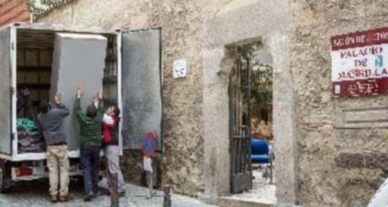 Trabajadores de una empresa de mudanzas comenzaron el viernes pasado a trasladar muebles del palacio a otras sedes de la UVa. / Kamarero