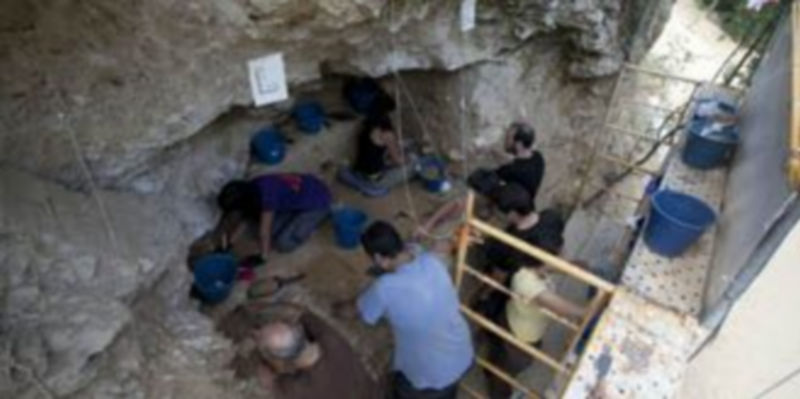 Un grupo de arqueólogos excavando en el ‘Abrigo del Molino’