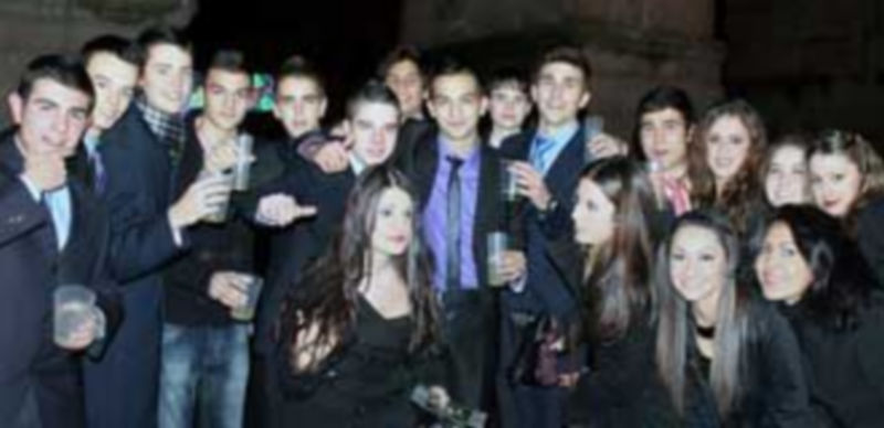 Segovia recibió 2013 con menos animación en las calles 1 Un grupo de jovenes brinda con cava por el nuevo año a los pies del Acueducto. / M.G.