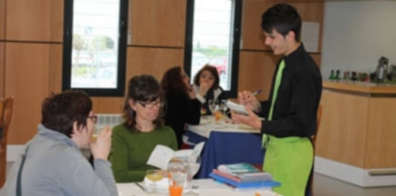 Los alumnos ponen a prueba sus conocimientos y habilidades profesionales con público real sin necesidad de salir del centro donde estudian. / Marcelo Galindo