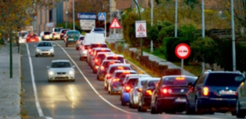 Vehículos que se incorporan a la travesía de San Rafael