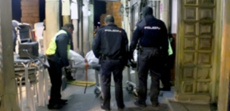 Los servicios funerarios trasladaron al tanatorio el cadáver de la víctima del incendio tras el levantamiento judicial. / Juan Martín