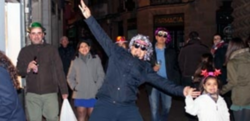 Un grupo de personas saluda con alegría la presencia del fotógrafo minutos después de que las campanadas anunciaran la llegada del nuevo año. / M. Galindo