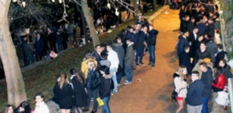 Nochevieja de 2015. La vía pública es el lugar indicado por los adolescentes como el más utilizado para beber alcohol.  / M. Galindo