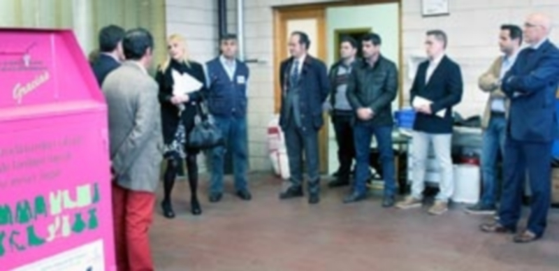 Los alcaldes de los 18 municipios que colaboran en esta iniciativa visitaron las instalaciones de Apadefim 200o antes de la firma del convenio./ M.G.