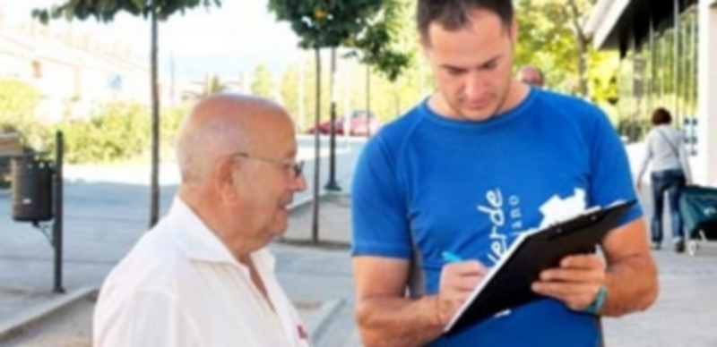 La recogida de firmas ha comenzado en el barrio de Nueva Segovia y se ha extendido por otras zonas de la ciudad./ M.G