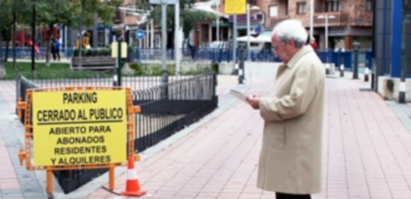 Un notario acudió para dar fe de que las instalaciones se encuentran en perfecto estado y de las medidas adoptada para el cierre. / Marcelo Galindo