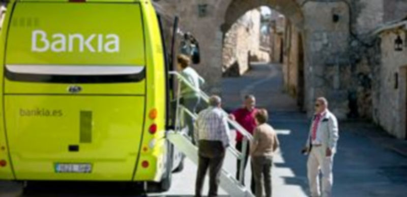 Los habitantes de Maderuelo acceden al ofibús que cada cierto tiempo presta servicio en la localidad medieval. / REUTERS