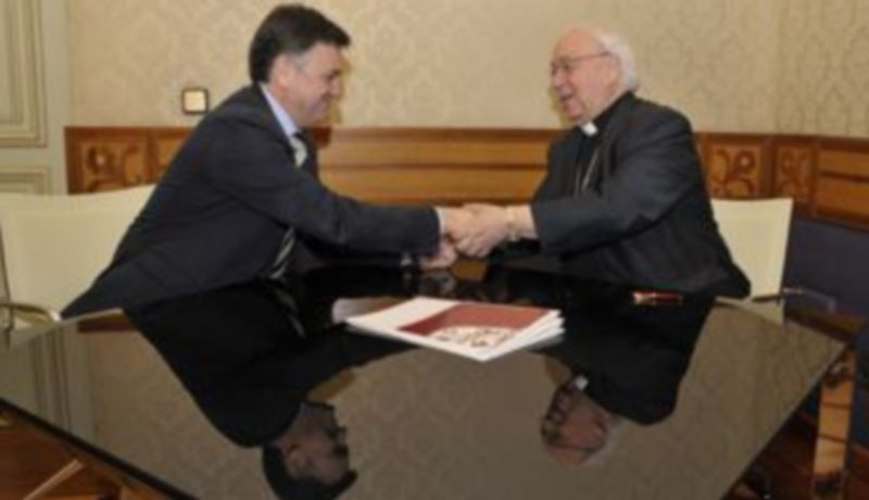 Francisco Vázquez y Ángel Rubio estrechan sus manos tras la firma del convenio./ Juan Martín.